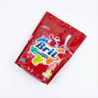 Sachet rouge brillant du DETERGENT BRIL 900G en vue de dessus, avec son logo multicolore et sa poignée de transport intégrée.