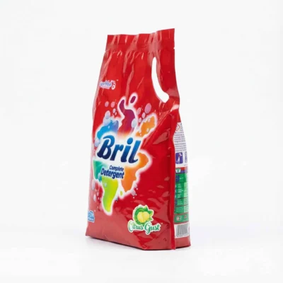 Vue latérale du sachet rouge du DETERGENT BRIL 900G, avec poignée et design d'éclaboussures multicolores sur fond blanc.