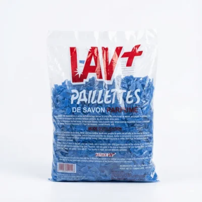 Vue de arrière du détergent LAV+ en paillettes 500 g dans son sachet transparent rempli de copeaux de savon bleus.