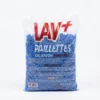 Vue de face du détergent LAV+ en paillette 500 g dans son sachet transparent rempli de copeaux de savon bleus.