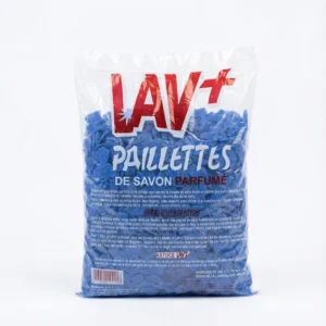 Vue de face du détergent LAV+ en paillette 500 g dans son sachet transparent rempli de copeaux de savon bleus.