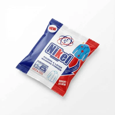 Vue de dessus du sachet de DETERGENT NIKEL 25G, un emballage rectangulaire en plastique aux couleurs bleu, blanc et rouge.