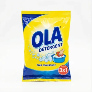 Vue de face du sachet en plastique jaune et bleu du DETERGENT OLA 25G, illustrant un lavage à la main très moussant.
