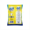 Vue de arrière du sachet jaune et bleu du DETERGENT OLA 450 G, montrant les informations et le code-barres.