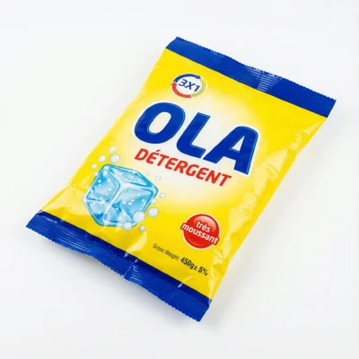Vue de dessus du sachet jaune et bleu du détergent OLA 450 G, photographié en diagonale sur un fond blanc.