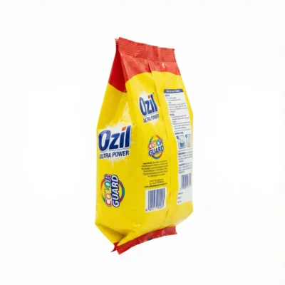 Vue de latérale du sachet jaune et rouge du détergent Ozil Ultra Power 100g, sur un fond blanc.