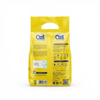 Vue arrière du sachet souple jaune du détergent Ozil Ultra Power 450g, montrant les instructions et sa poignée intégrée.