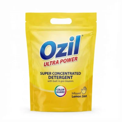 Vue de face du sachet jaune souple de détergent Ozil Ultra Power 450g avec sa poignée découpée.