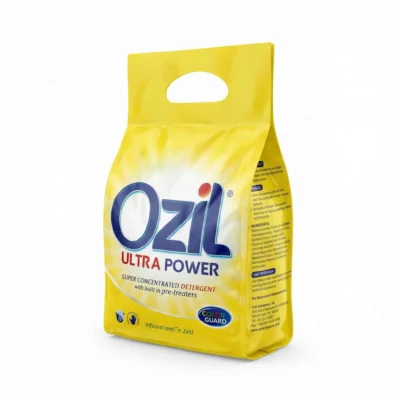 Vue de latérale du sachet souple jaune du DETERGENT OZIL ULTRA POWER 450G avec sa poignée découpée et son logo bleu.