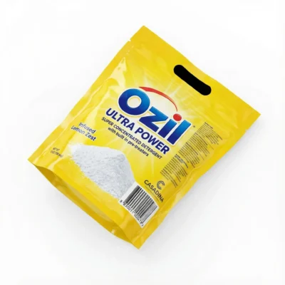 Sachet souple et jaune du détergent Ozil Ultra Power 900g, photographié en vue de dessus sur un fond blanc uni.