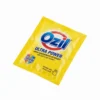 Sachet jaune rectangulaire du détergent Ozil Ultra Power 25g, photographié en vue de dessus sur un fond blanc.