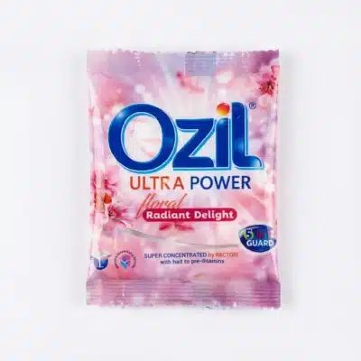 Vue de dessus du sachet rectangulaire rose du détergent Ozil Ultra Power Floral 25g, avec un design floral sur fond blanc.