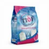 Vue latérale du détergent TIOF 450G dans son sachet en plastique souple bleu et rose.