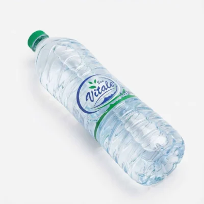 Vue de latérale de la bouteille en plastique d'EAU MINERALE VITALE 1,5L, transparente et dotée d'un bouchon vert.