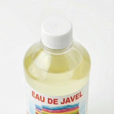 Vue de dessus de la bouteille transparente d'EAU DE JAVEL CLEAN SERVICES 1l, montrant son liquide jaune et son bouchon blanc.