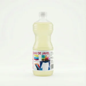 Vue de face de l'EAU DE JAVEL CLEAN SERVICES 1l en bouteille plastique cintrée translucide révélant son liquide jaune pâle.