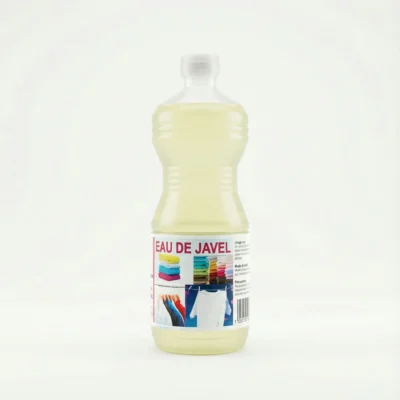 Vue de face de l'EAU DE JAVEL CLEAN SERVICES 1l en bouteille plastique cintrée translucide révélant son liquide jaune pâle.