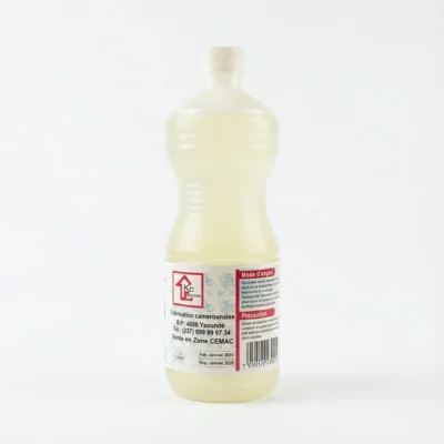 Vue de latérale de la bouteille d'EAU DE JAVEL CLEAN SERVICES 1l, en plastique translucide avec un liquide jaune pâle.