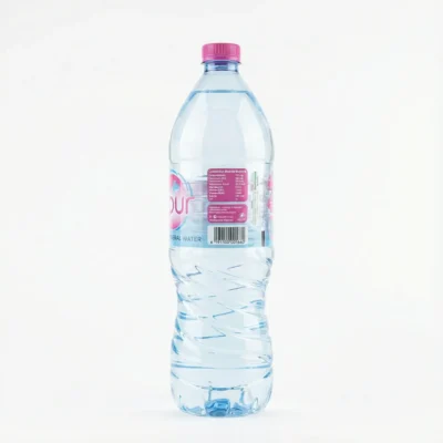 Bouteille d'eau minérale Opur 1.5L vue de arrière, en plastique transparent avec son bouchon rose et son étiquette informative.