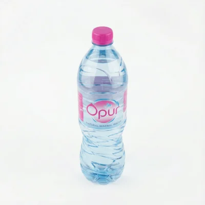 Vue de dessus de la bouteille d'EAU MINERAL OPUR 1.5L en plastique bleu, avec son bouchon et son étiquette aux tons roses.