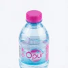 Vue de dessus de la bouteille d'EAU MINERALE OPUR 50CL en plastique transparent, avec son bouchon nervuré rose vif.