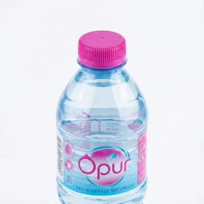 Vue de dessus de la bouteille d'EAU MINERALE OPUR 50CL en plastique transparent, avec son bouchon nervuré rose vif.
