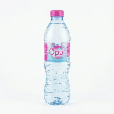 Vue de face de la bouteille d'EAU MINERALE OPUR 50CL, un contenant en plastique ergonomique avec un bouchon et une étiquette roses.