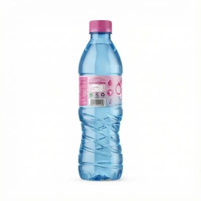 Vue latérale de la bouteille d'eau minérale Opur 50cl en plastique bleu transparent, avec son bouchon et son étiquette roses.