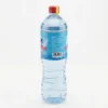 Vue de arrière de la bouteille d'eau minérale Ultimate 1.5L en plastique transparent avec étiquette bleue et bouchon rouge.