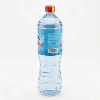 Vue de arrière de la bouteille d'eau minérale Ultimate 1.5L en plastique transparent avec étiquette bleue et bouchon rouge.