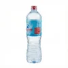 Vue de latérale de la bouteille d'eau minérale Ultimate 1.5L en plastique transparent avec un bouchon rouge et étiquette bleue.