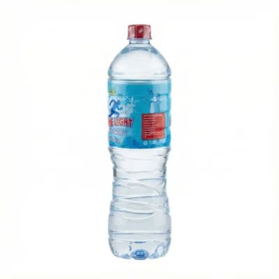 Vue de latérale de la bouteille d'eau minérale Ultimate 1.5L en plastique transparent avec un bouchon rouge et étiquette bleue.