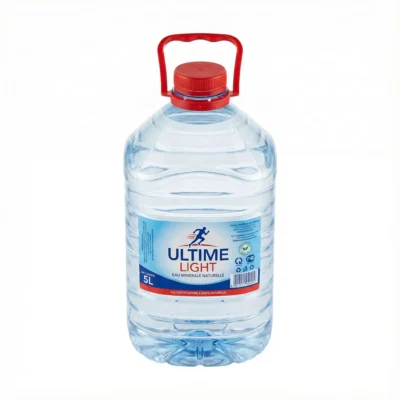 Vue de dessus de la bonbonne d'EAU MINERALE ULTIMATE 10L en plastique transparent avec sa poignée et son bouchon rouges.