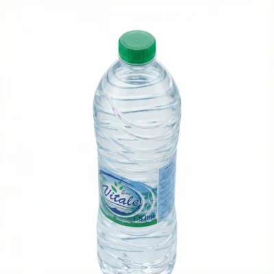 Vue de dessus de la bouteille d'EAU MINERALE VITALE 1,5L en plastique transparent, avec son bouchon vert et étiquette bleue.