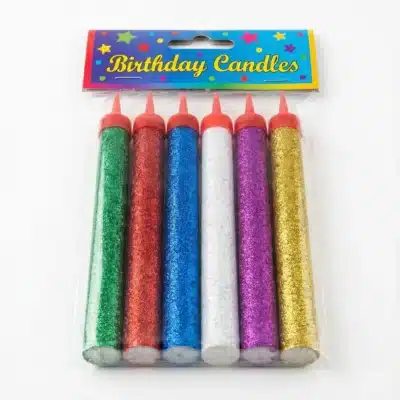 Vue de dessus d'un pack de 6 bougies FEU D ARTIFICE PM PIECE multicolores à paillettes dans leur emballage plastique.