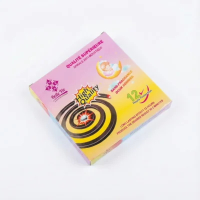 Boîte carrée de l'insecticide spirale Belle Vie60, rose et jaune, montrant le produit en action, vue de dessus.