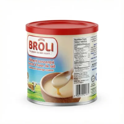 Vue de latérale du LAIT CONCENTRE BROLI 1 kg dans sa boîte en métal cylindrique avec un couvercle rouge vif.