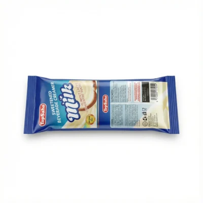 Vue de latérale du sachet de LAIT CONCENTRE TOP SAHO 30G. L'emballage est rectangulaire, en plastique bleu et blanc.