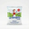 Vue de face du Lait en sachet La Bergère Instant 25 g dans son emballage blanc, vert et bleu avec une illustration de bergère.
