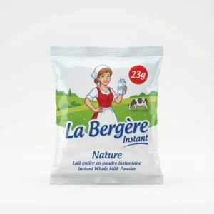 Vue de face du Lait en sachet La Bergère Instant 25 g dans son emballage blanc, vert et bleu avec une illustration de bergère.