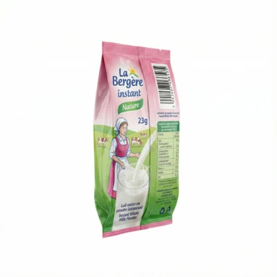 Vue latérale du sachet rose et vert de LAIT EN SACHET LA BERGERE INSTANT 25 g avec l'illustration d'une fermière et la table des valeurs nutritives.