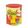 Vue de face de la boîte de lait en poudre Nestlé NIDO 1+, un contenant cylindrique en métal jaune avec un couvercle rouge.