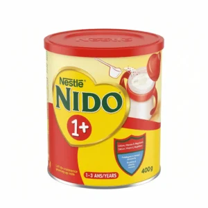 Vue de face de la boîte de lait en poudre Nestlé NIDO 1+, un contenant cylindrique en métal jaune avec un couvercle rouge.