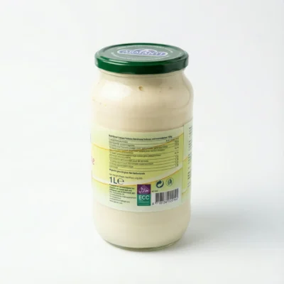 Vue de latérale de la MAYONNAISE ARMANTI 1 KG dans son bocal en verre transparent avec un couvercle en métal vert.