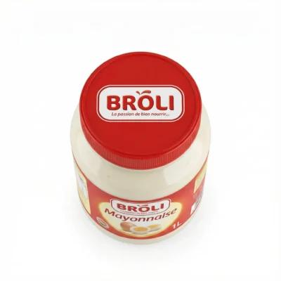 Vue de dessus du pot cylindrique de MAYONNAISE BROLI 1KG, un contenant en plastique avec un couvercle rouge et une étiquette.
