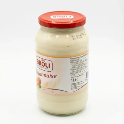 Vue de latérale du grand bocal en verre de MAYONNAISE BROLI 1KG avec son couvercle rouge et son étiquette blanche et orange.