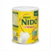 Vue de latérale de la boîte métallique jaune de lait en poudre NIDO 800g, avec son couvercle blanc et son logo vert.