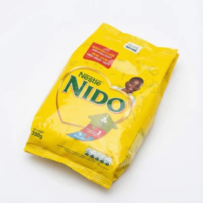 Vue de dessus du NIDO EN SACHET 350G, un sachet en plastique rectangulaire de couleur jaune vif sur un fond blanc.
