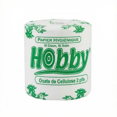 Vue de face du rouleau de PAPIER HYGIENIQUE HOBBY 2PLI dans son emballage papier blanc et vert, orné de motifs floraux.