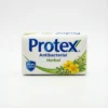 Vue de face du savon PROTEX PHARMAPUR HERBAL 150G dans son emballage blanc rectangulaire orné de fleurs jaunes et texte bleu.